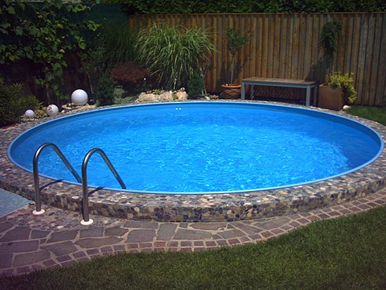 kruhovy-bazen-v-záhrade