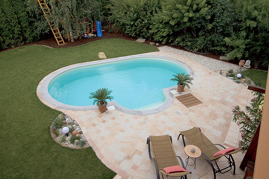 ovalny-bazen-v-zahrade